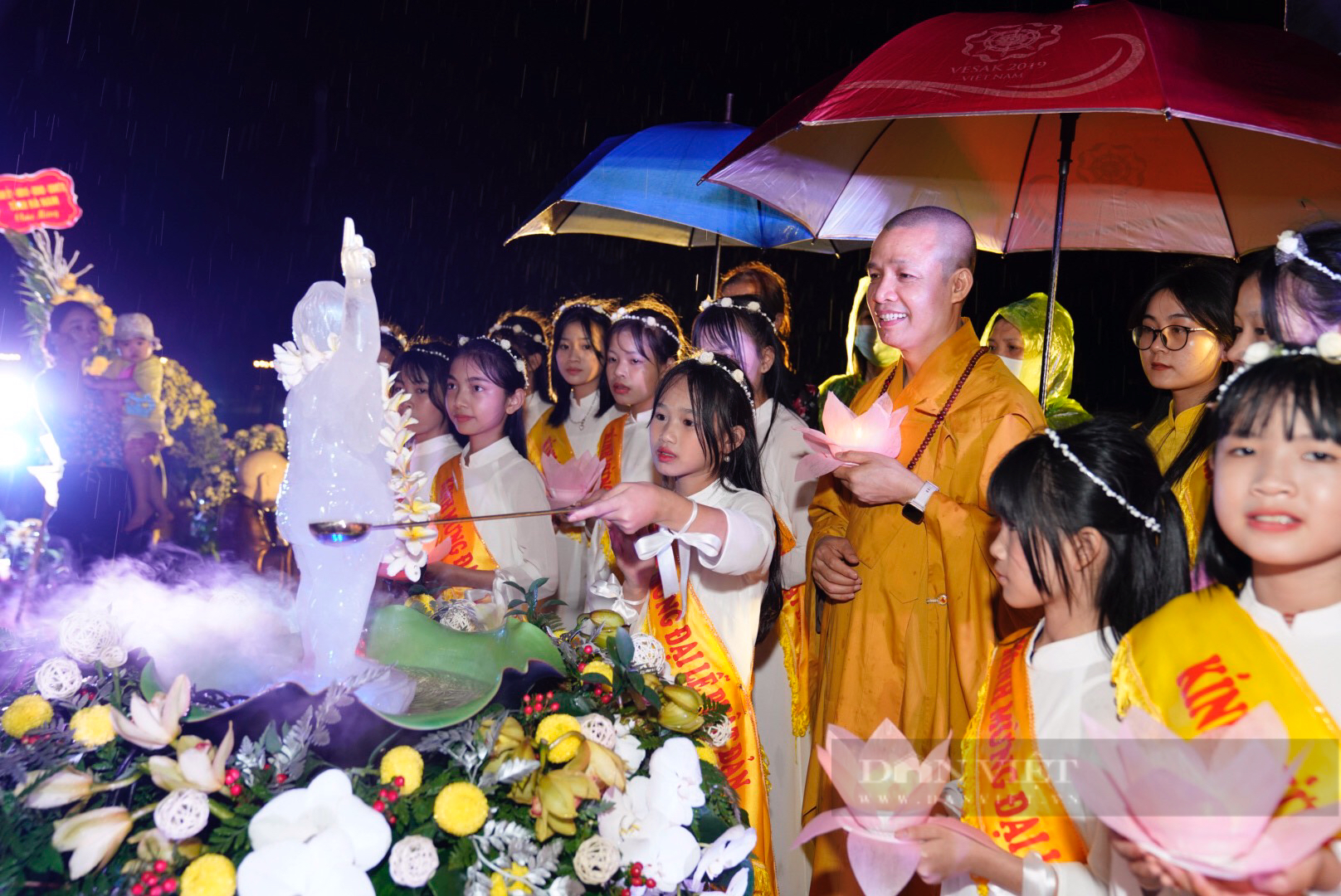 Hàng nghìn Phật tử đội mưa mừng đại lễ Phật Đản ở chùa Tam Chúc - Ảnh 3.