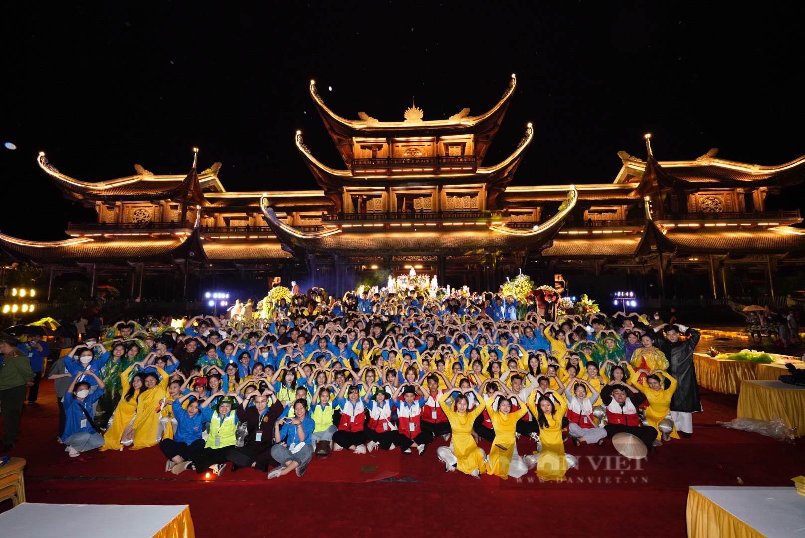 Hàng nghìn Phật tử đội mưa mừng đại lễ Phật Đản ở chùa Tam Chúc - Ảnh 10.