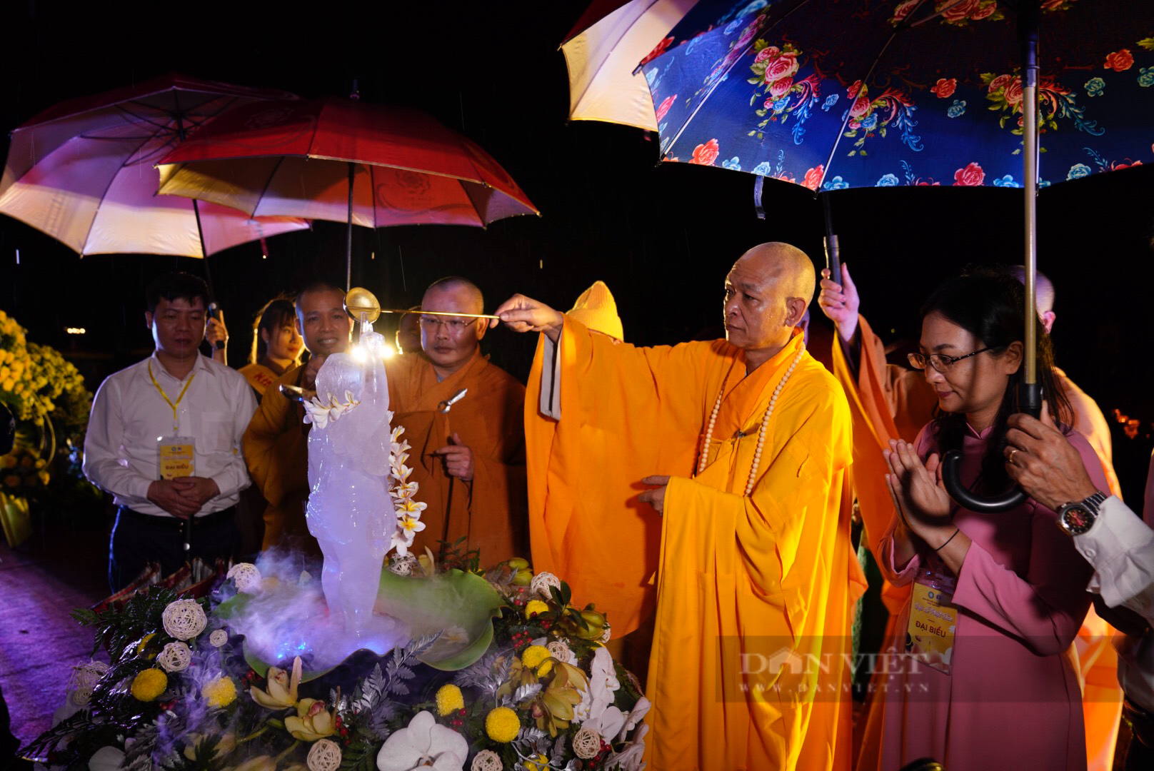 Hàng nghìn Phật tử đội mưa mừng đại lễ Phật Đản ở chùa Tam Chúc