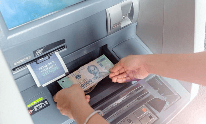Công an tìm người bỏ quên 10 triệu đồng ở cây ATM - Ảnh 1.