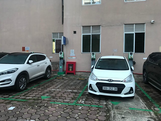 Electric vehicle users are angry because the charging space is occupied - Photo 8.