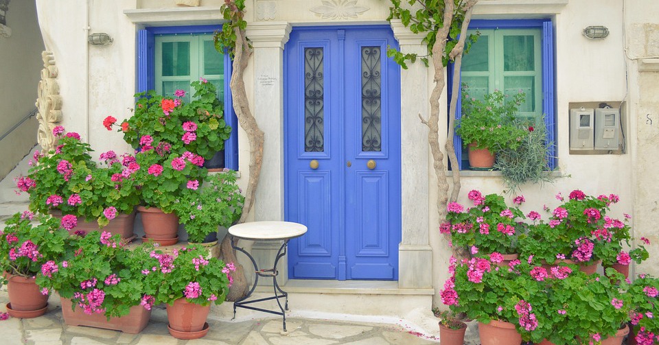 The ancients taught in front of the house to plant big trees, the family religion plummeted: Put these 4 things in front of the door to attract fortune