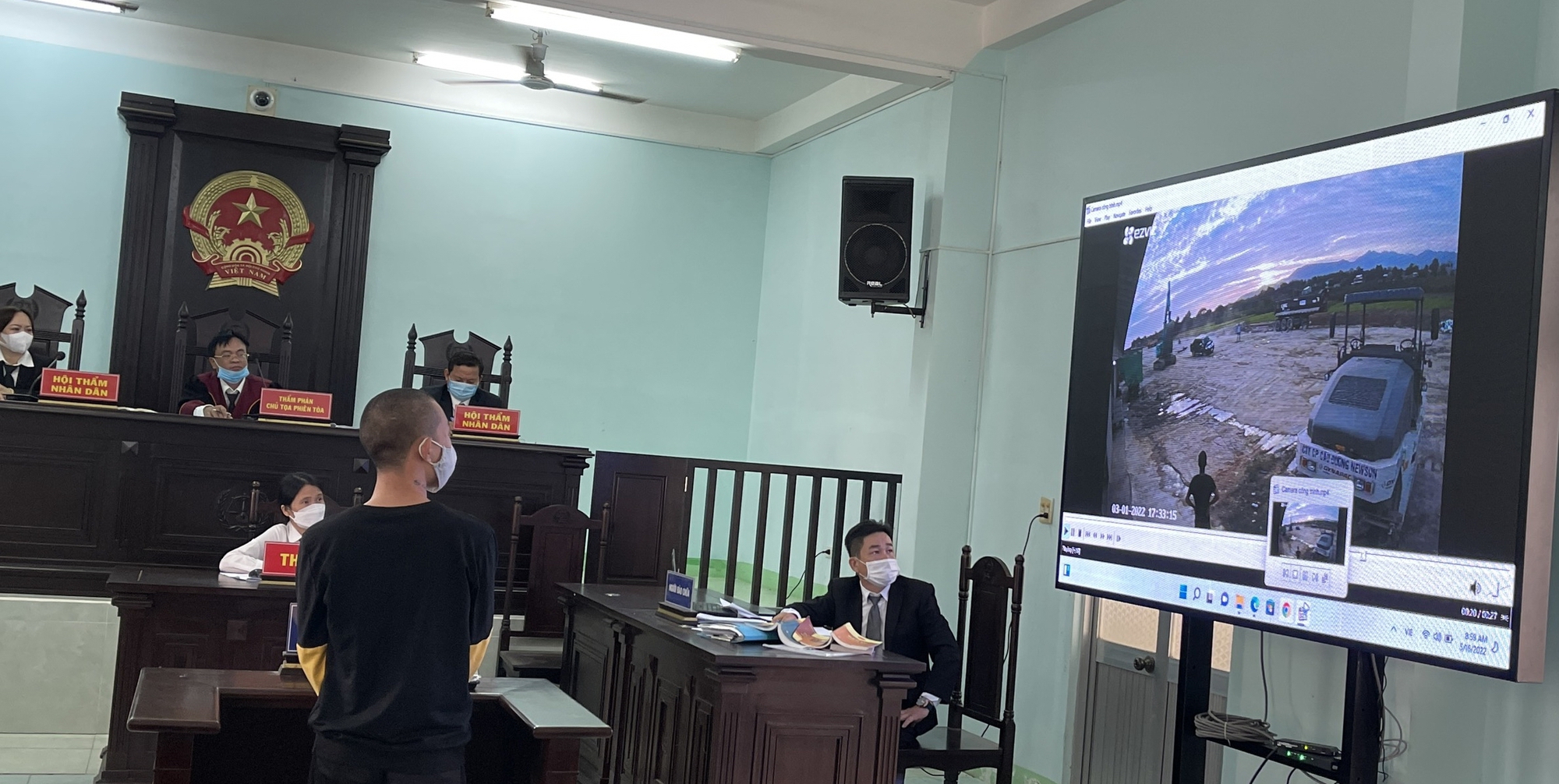 Mở phiên tòa xét xử tài xế lái xe máy xúc đập nát ô tô trên công trình cao tốc ở Bình Thuận - Ảnh 3.