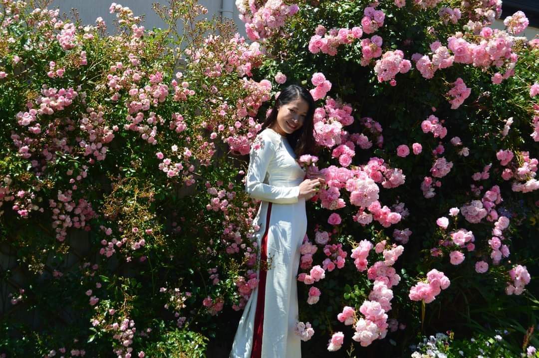 Nhà đẹp: Choáng ngợp với khu vườn hoa nở quanh năm đẹp tựa cổ tích của mẹ Việt tại Úc - Ảnh 1.