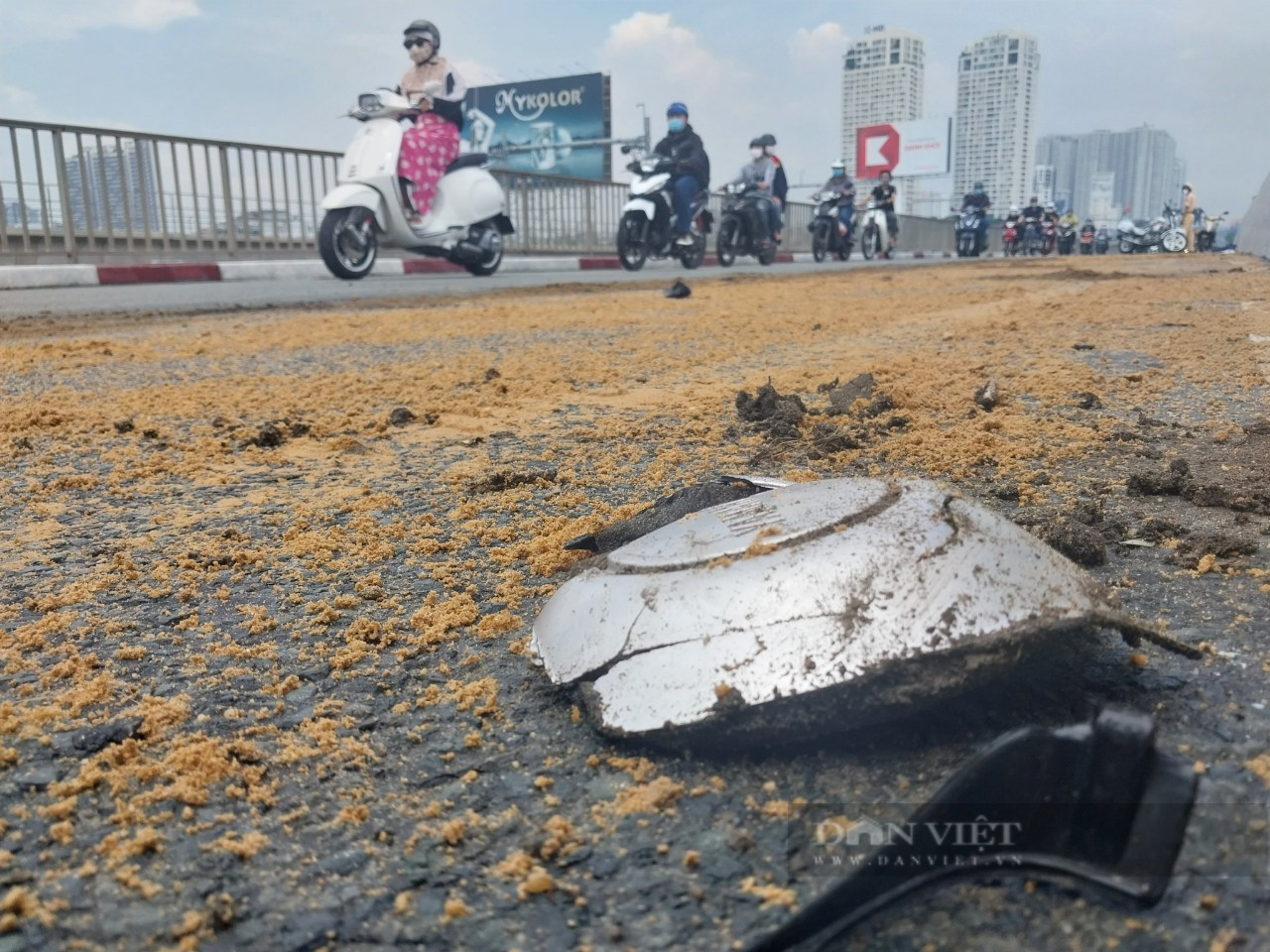 Xe chở dầu nhớt đổ trên cầu Sài Gòn, hàng chục người đi xe máy trượt ngã sõng soài  - Ảnh 2.