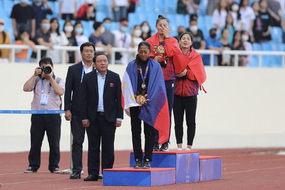 2 female athletics stars were awarded certificates of merit by the Minister of Culture, Sports and Tourism - Photo 1.