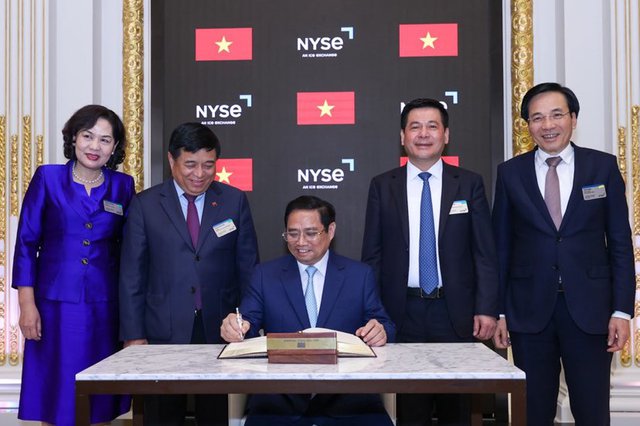 Thủ tướng thăm NYSE, chứng kiến trao đổi văn bản hợp tác hỗ trợ Việt Nam nâng hạng thị trường - Ảnh 8.