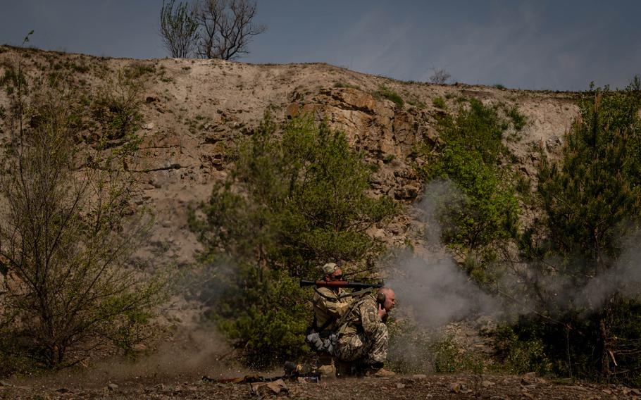 Trận chiến Donbass: Quân đội Nga và Ukraine quyết liệt giằng co tại những ngôi làng 'ma' ở chiến tuyến - Ảnh 2.