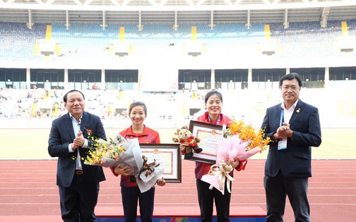 2 female athletics stars were awarded certificates of merit by the Minister of Culture, Sports and Tourism