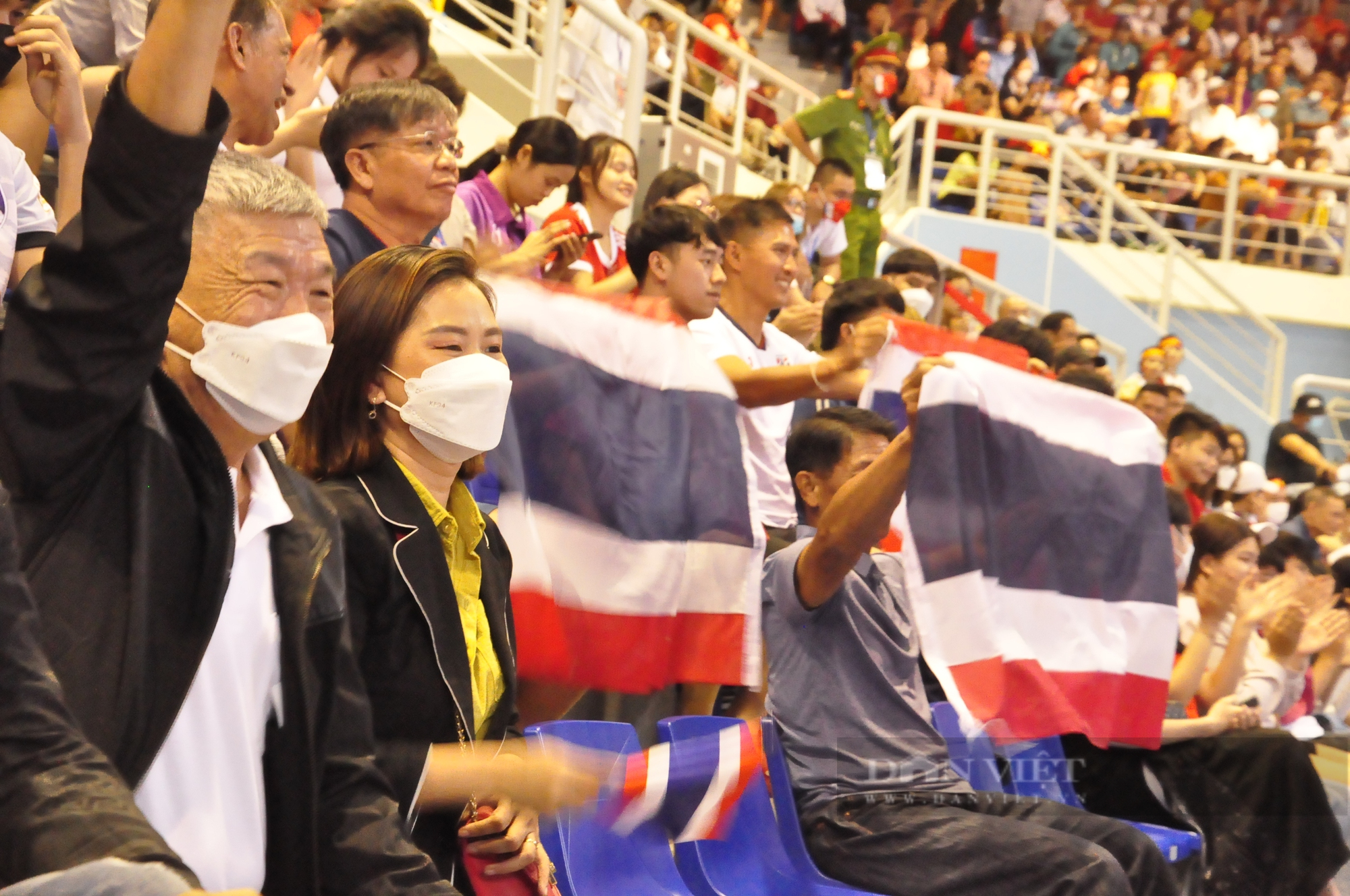 Nhóm CĐV Thái Lan lọt thỏm giữa &quot;rừng&quot; CĐV Việt Nam cổ vũ chân dài bóng chuyền - Ảnh 8.