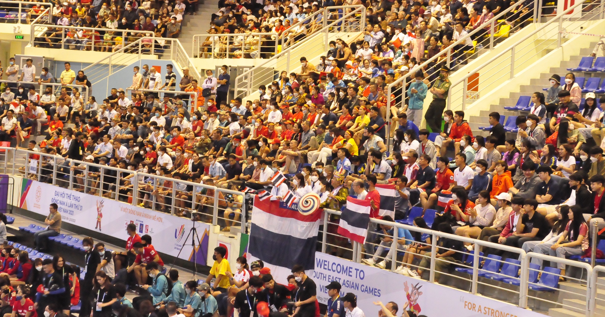 Thai fans are in the middle of the “forest” of Vietnamese fans cheering for volleyball