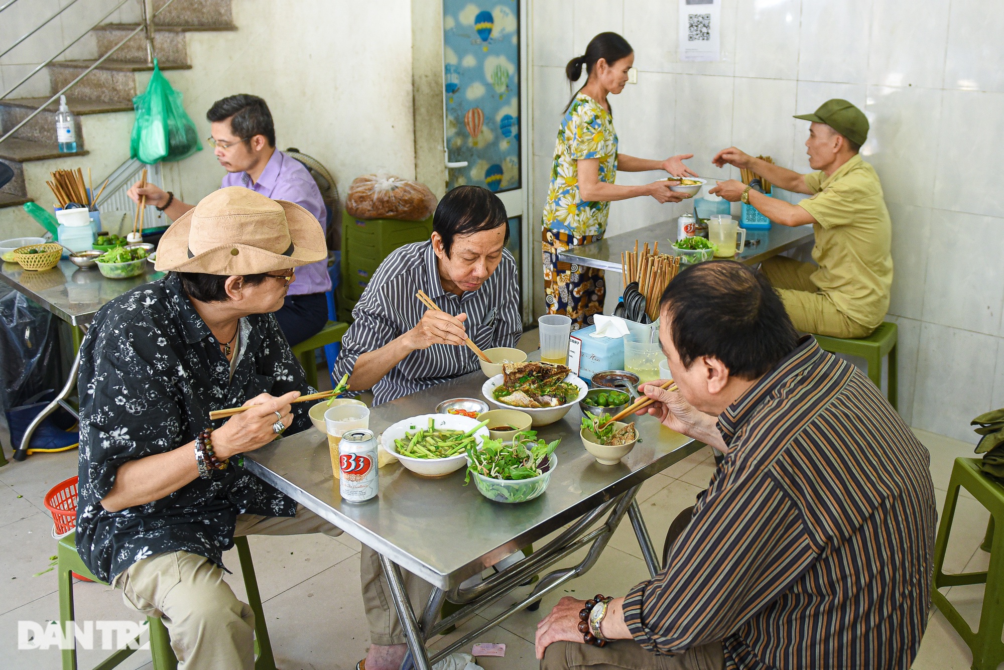 Ẩm thực Hà Nội: Quán bún đầu cá &quot;độc nhất&quot; tấp nập người ra, kẻ vào cả ngày - Ảnh 9.