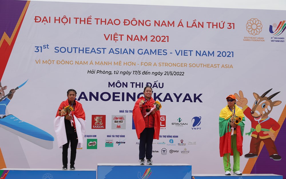 Nguyễn Thị Hương đoạt HCV nội dung đua thuyền đơn nữ Canoeing 1.000m