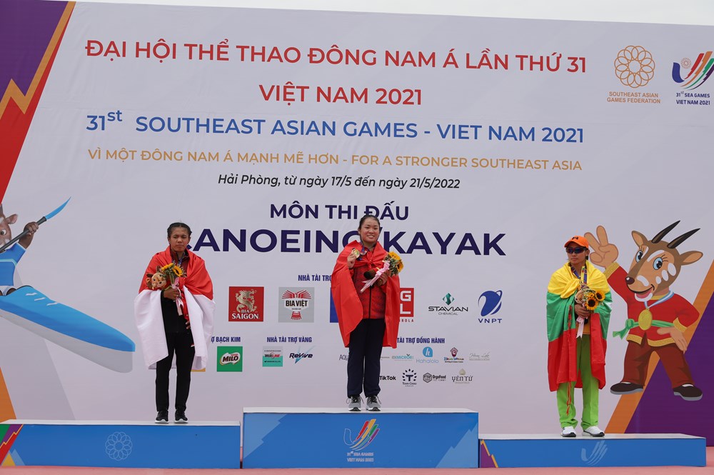 Nguyễn Thị Hương đoạt huy chương vàng nội dung đua thuyền đơn nữ Canoeing 1.000m tại Seagames 31 - Ảnh 1.