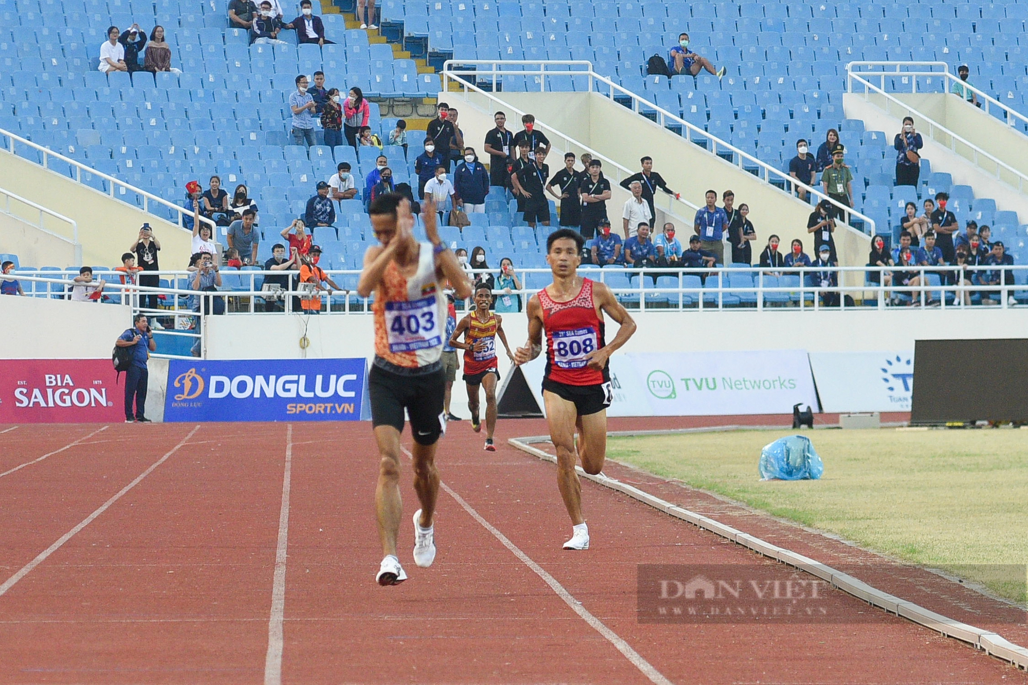 At the age of 36, Nguyen Van Lai scored a double gold medal in the toughest events in athletics - Photo 6.