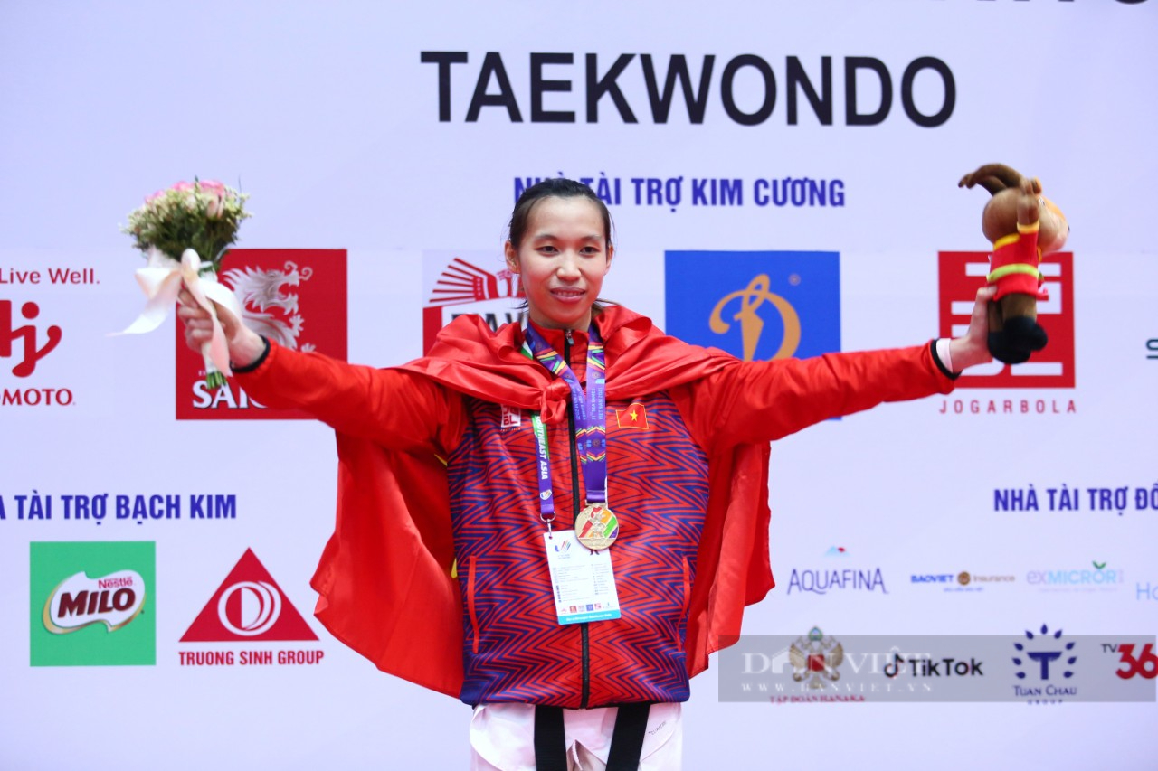 Võ sĩ taekwondo Trương Thị Kim Tuyền ép cân đánh bại Thái Lan giành &quot;Vàng&quot; SEA Games - Ảnh 1.