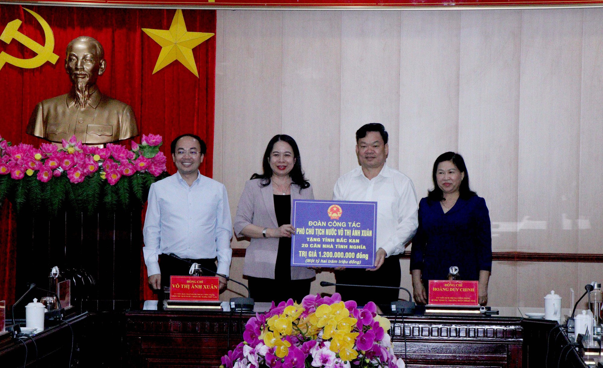 Phó Chủ tịch nước Võ Thị Xuân Ánh tặng hơn 70 suất quà, 20 ngôi nhà tình nghĩa tại Bắc Kạn - Ảnh 3.
