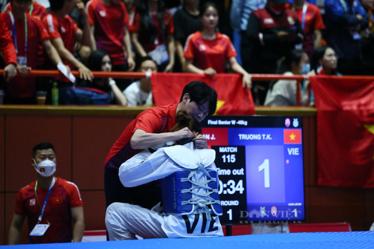 Võ sĩ taekwondo Trương Thị Kim Tuyền ép cân đánh bại Thái Lan giành &quot;Vàng&quot; SEA Games - Ảnh 3.