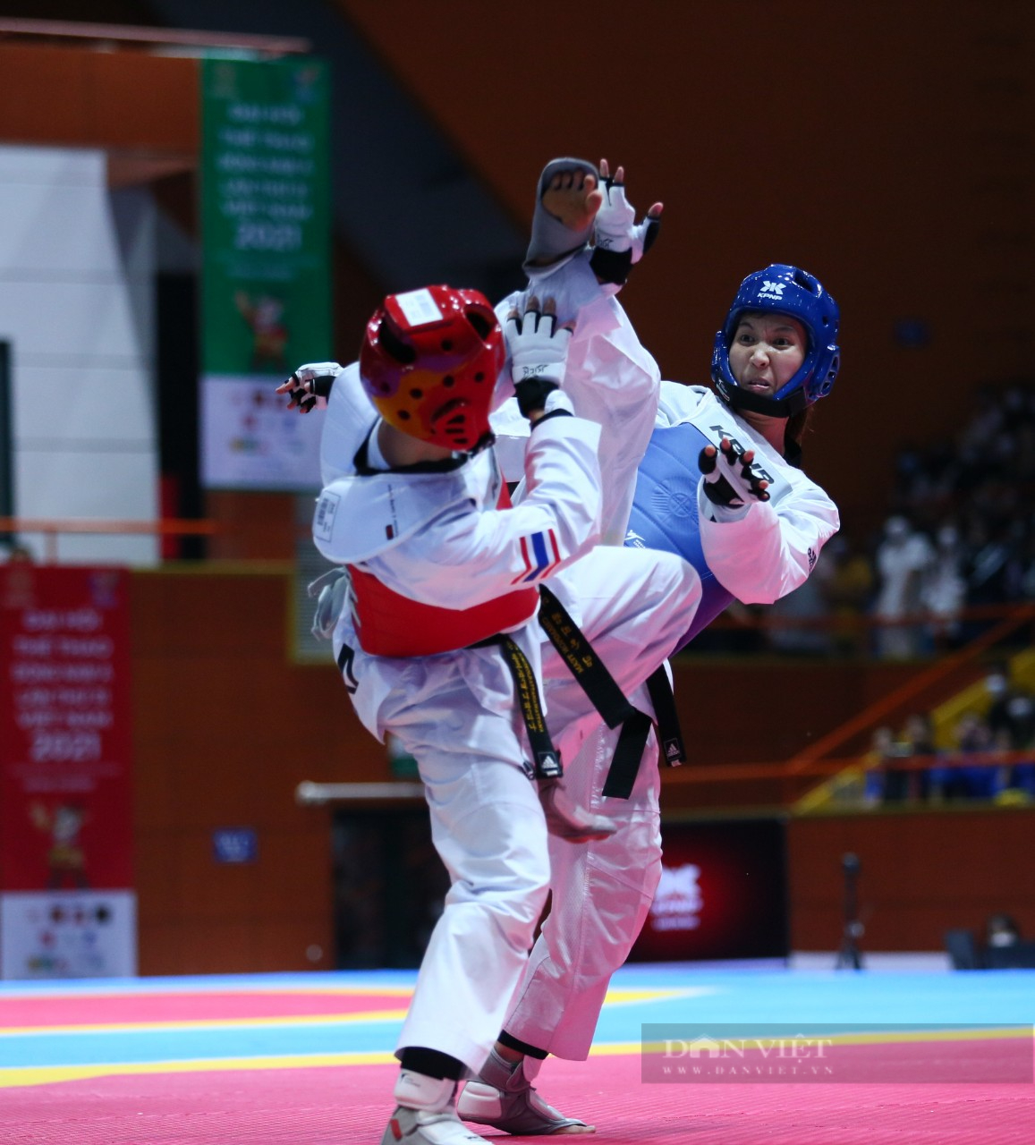 Võ sĩ taekwondo Trương Thị Kim Tuyền ép cân đánh bại Thái Lan giành &quot;Vàng&quot; SEA Games - Ảnh 4.
