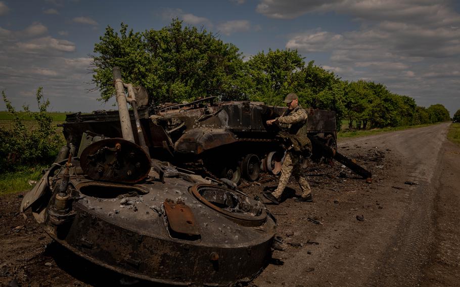 Trận chiến Donbass: Quân đội Nga và Ukraine quyết liệt giằng co tại những ngôi làng 'ma' ở chiến tuyến - Ảnh 3.