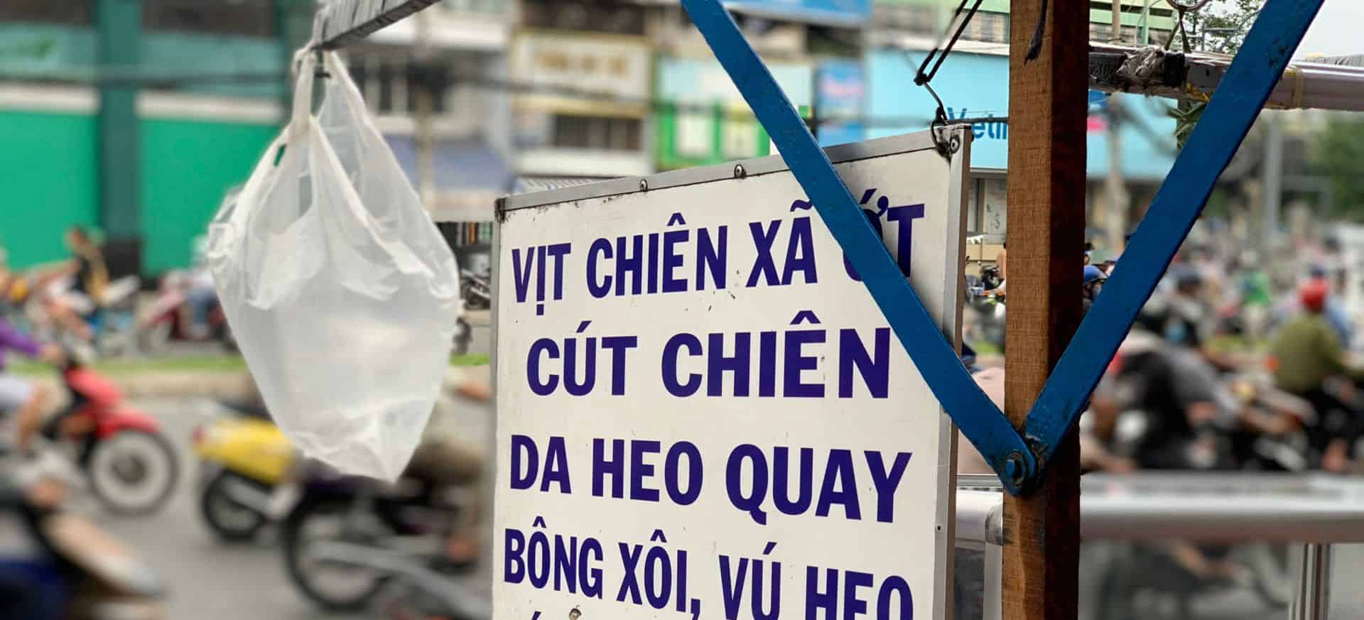 Xe vịt chiên sả ớt nổi tiếng hơn 20 năm khu Chợ Lớn Sài Gòn - Ảnh 1.