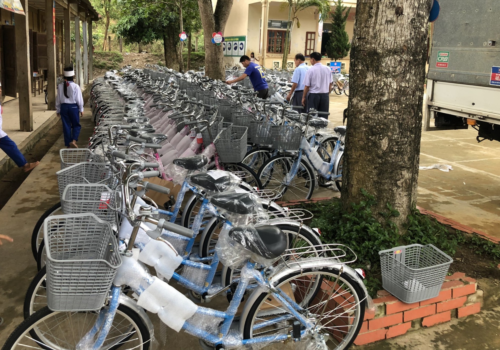 100 chiếc xe đạp và các phần quà đang về với học sinh nghèo Nghệ An - Ảnh 3.
