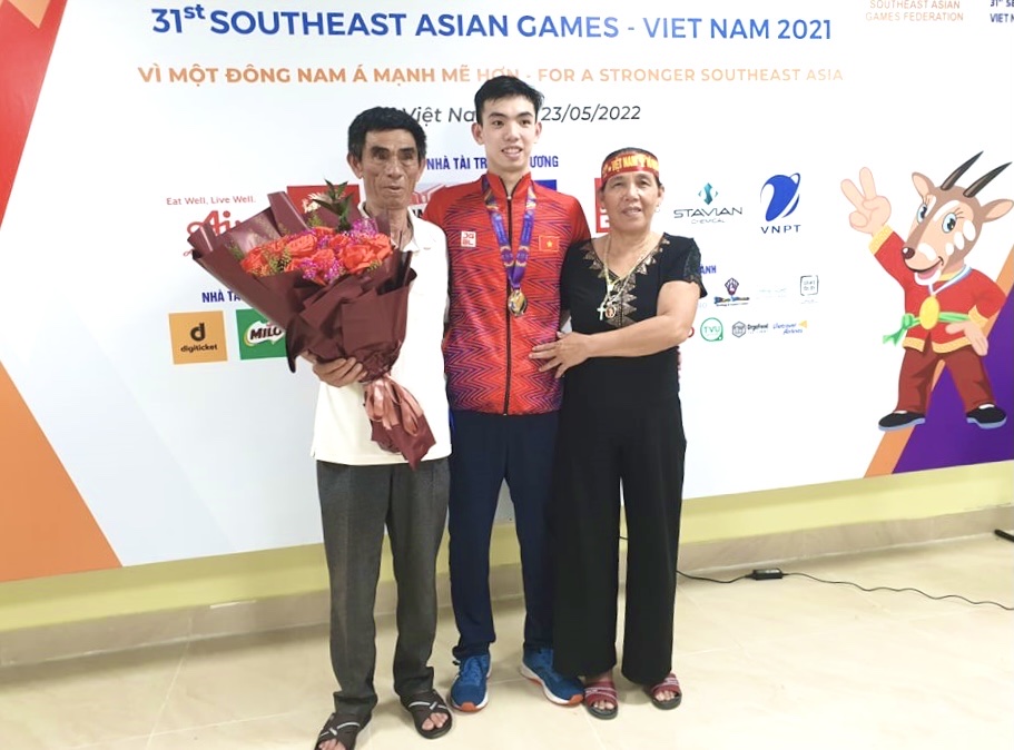 Bố mẹ kình ngư Nguyễn Huy Hoàng tự hào khi con giành huy chương vàng, phá kỷ lục SEA games - Ảnh 2.