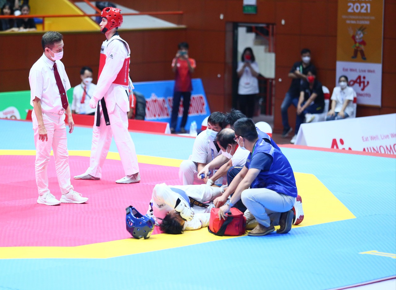 Xem khoảnh khắc võ sĩ Taekwondo Việt Nam đá gục đối thủ trên sàn đấu - Ảnh 6.