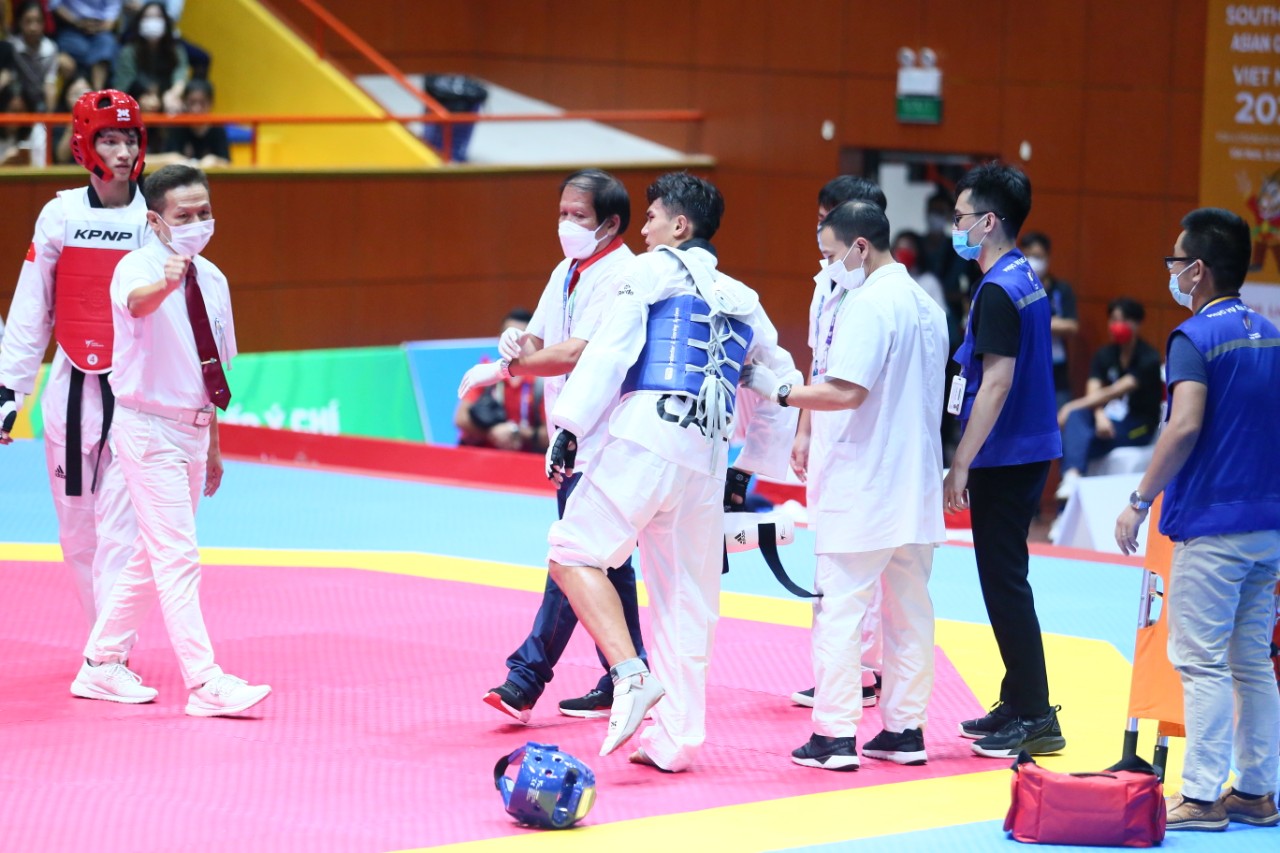 Xem khoảnh khắc võ sĩ Taekwondo Việt Nam đá gục đối thủ trên sàn đấu - Ảnh 4.