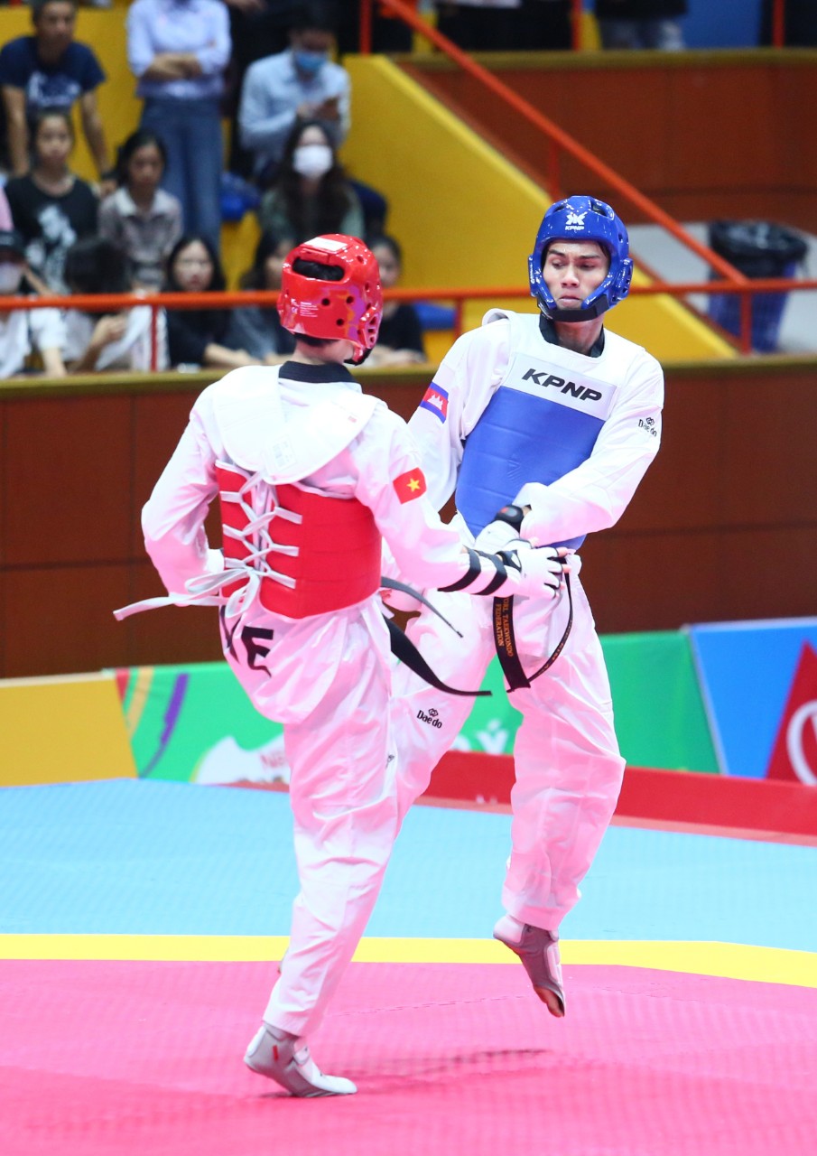 Xem khoảnh khắc võ sĩ Taekwondo Việt Nam đá gục đối thủ trên sàn đấu - Ảnh 3.