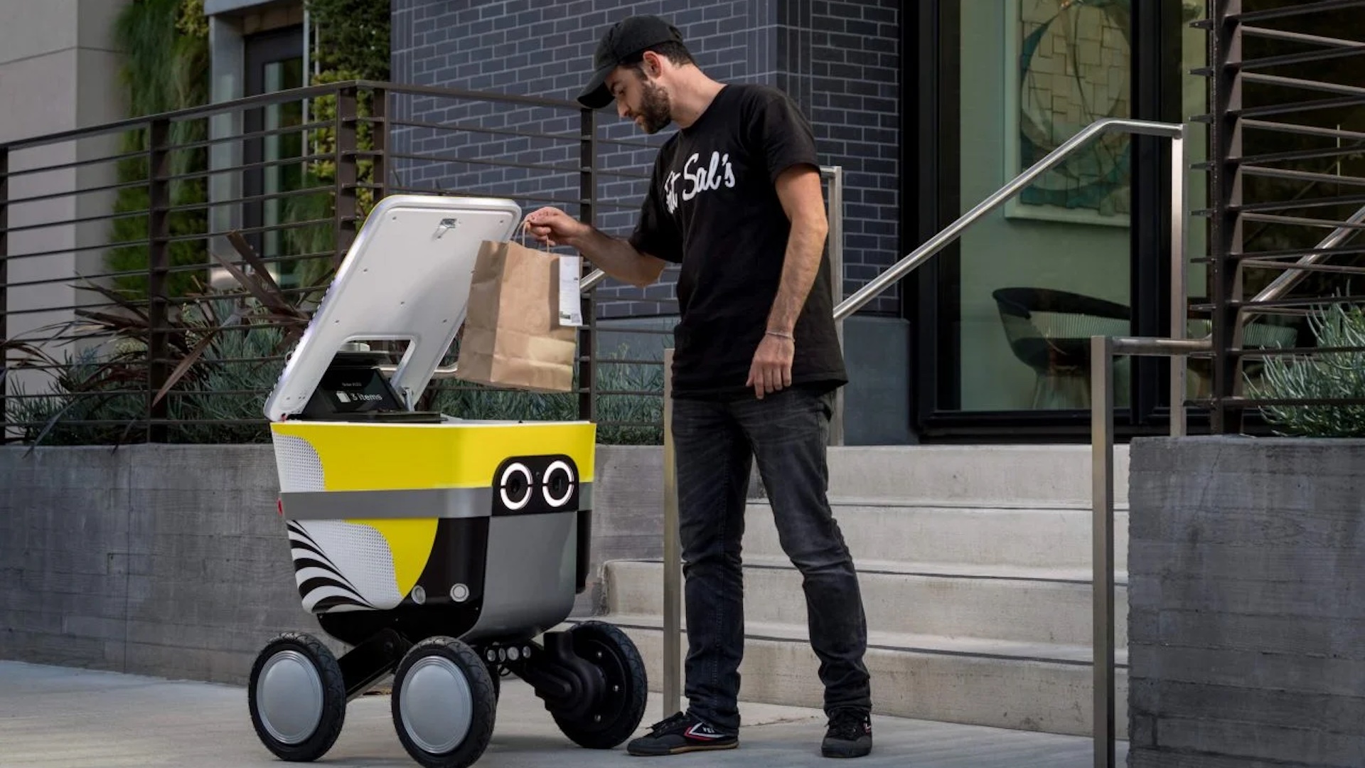 Uber Eats hiện đang sử dụng robot để giao thức ăn. Ảnh: @AFP.