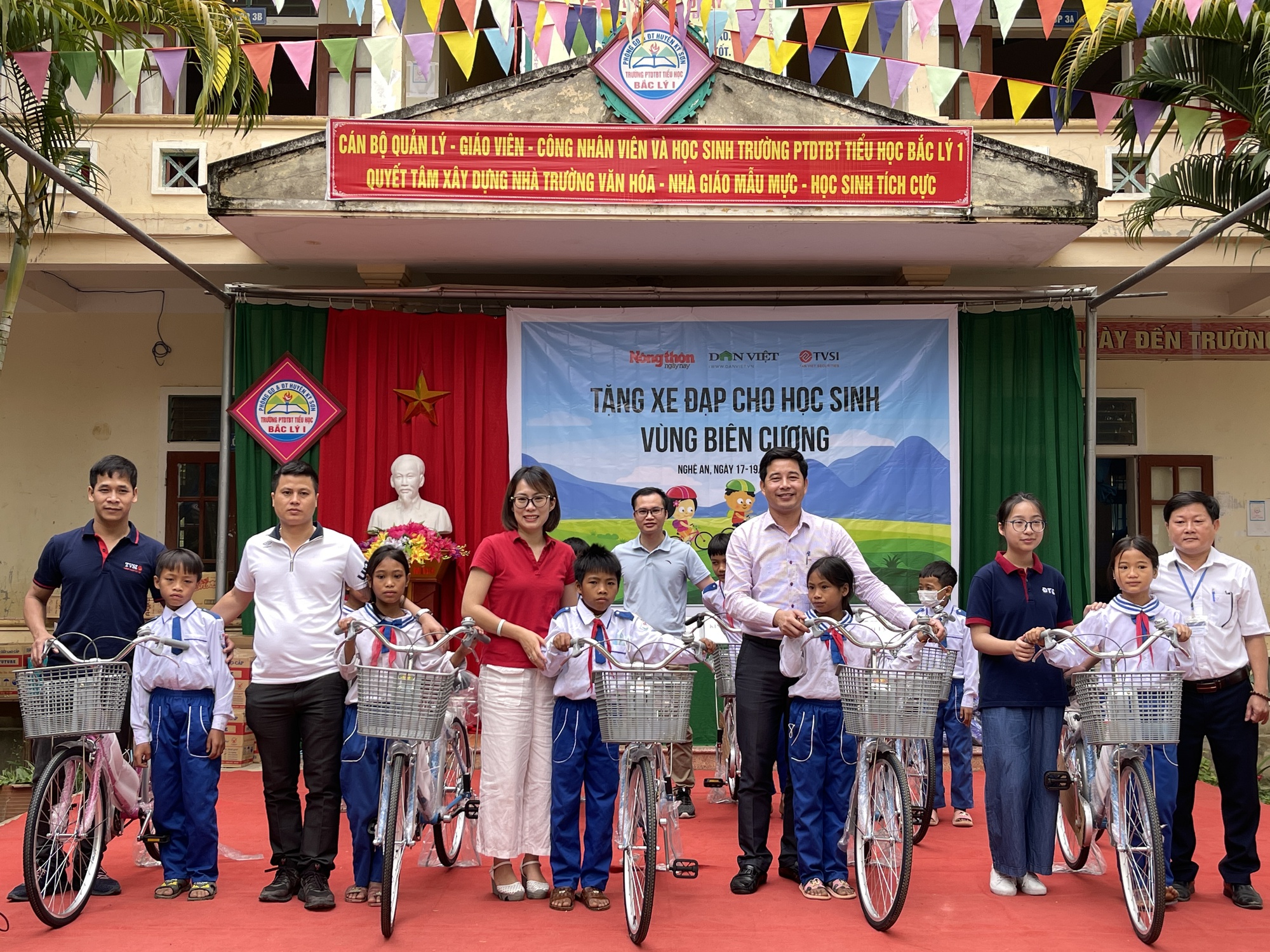 Báo NTNN/Điện tử Dân Việt và nhà tài trợ tặng 100 chiếc xe đạp cho học sinh nghèo Nghệ An - Ảnh 5.