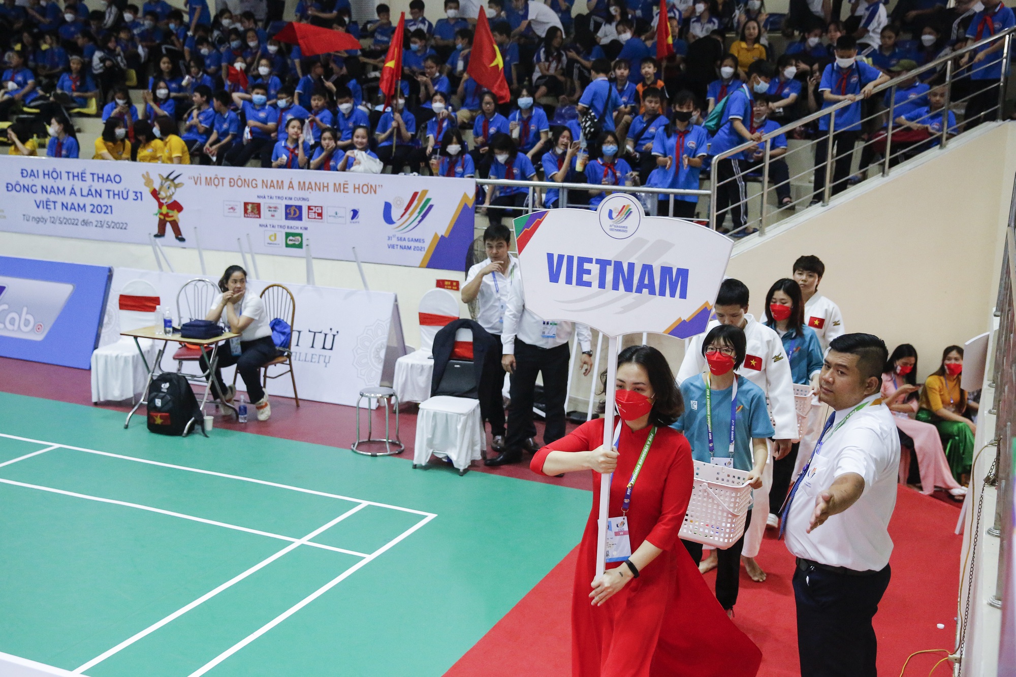 Hàng trăm học sinh mang theo trống đánh cổ vũ cuồng nhiệt cho các võ sĩ Judo Việt Nam thi đấu - Ảnh 2.