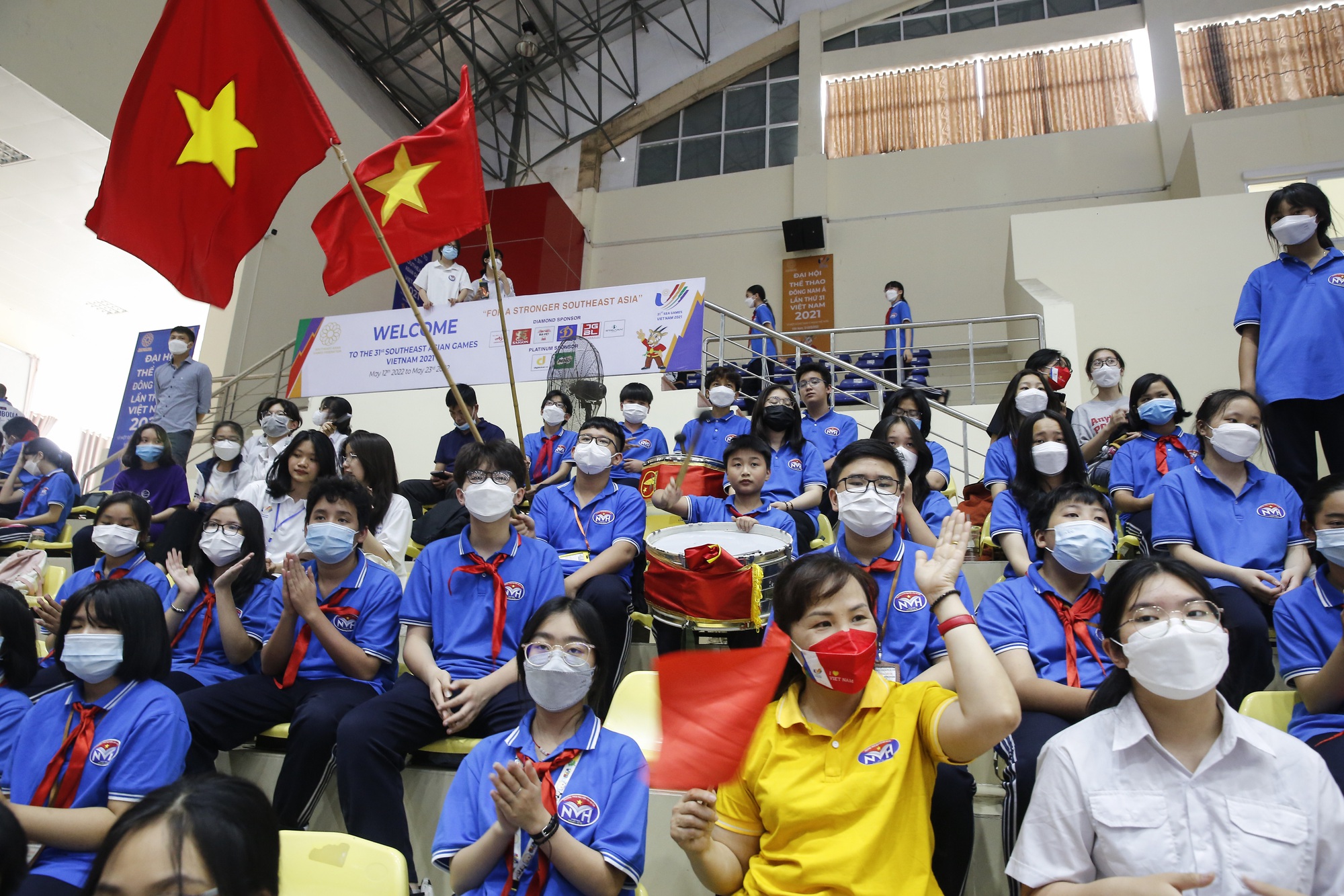 Hàng trăm học sinh mang theo trống đánh cổ vũ cuồng nhiệt cho các võ sĩ Judo Việt Nam thi đấu - Ảnh 3.