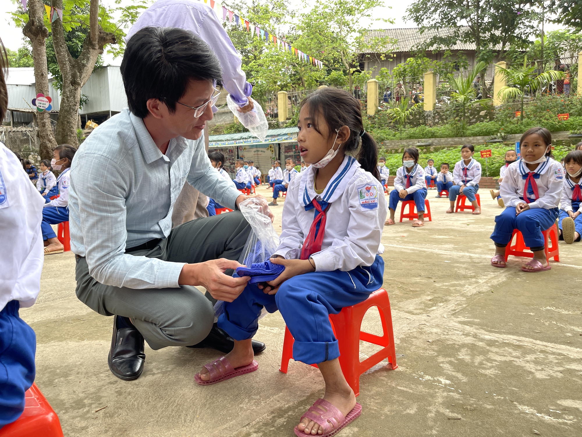 Báo NTNN/Điện tử Dân Việt và nhà tài trợ tặng 100 chiếc xe đạp cho học sinh nghèo Nghệ An - Ảnh 8.