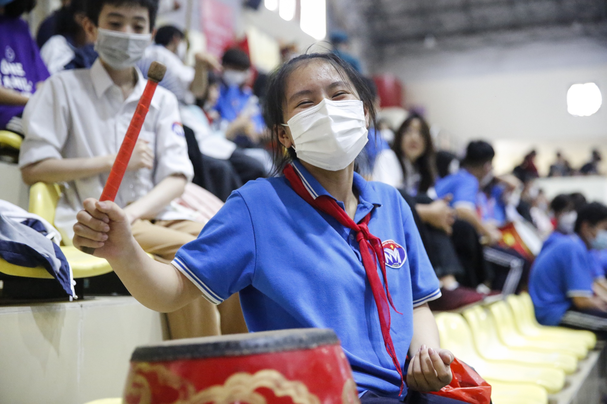 Hàng trăm học sinh mang theo trống đánh cổ vũ cuồng nhiệt cho các võ sĩ Judo Việt Nam thi đấu - Ảnh 5.