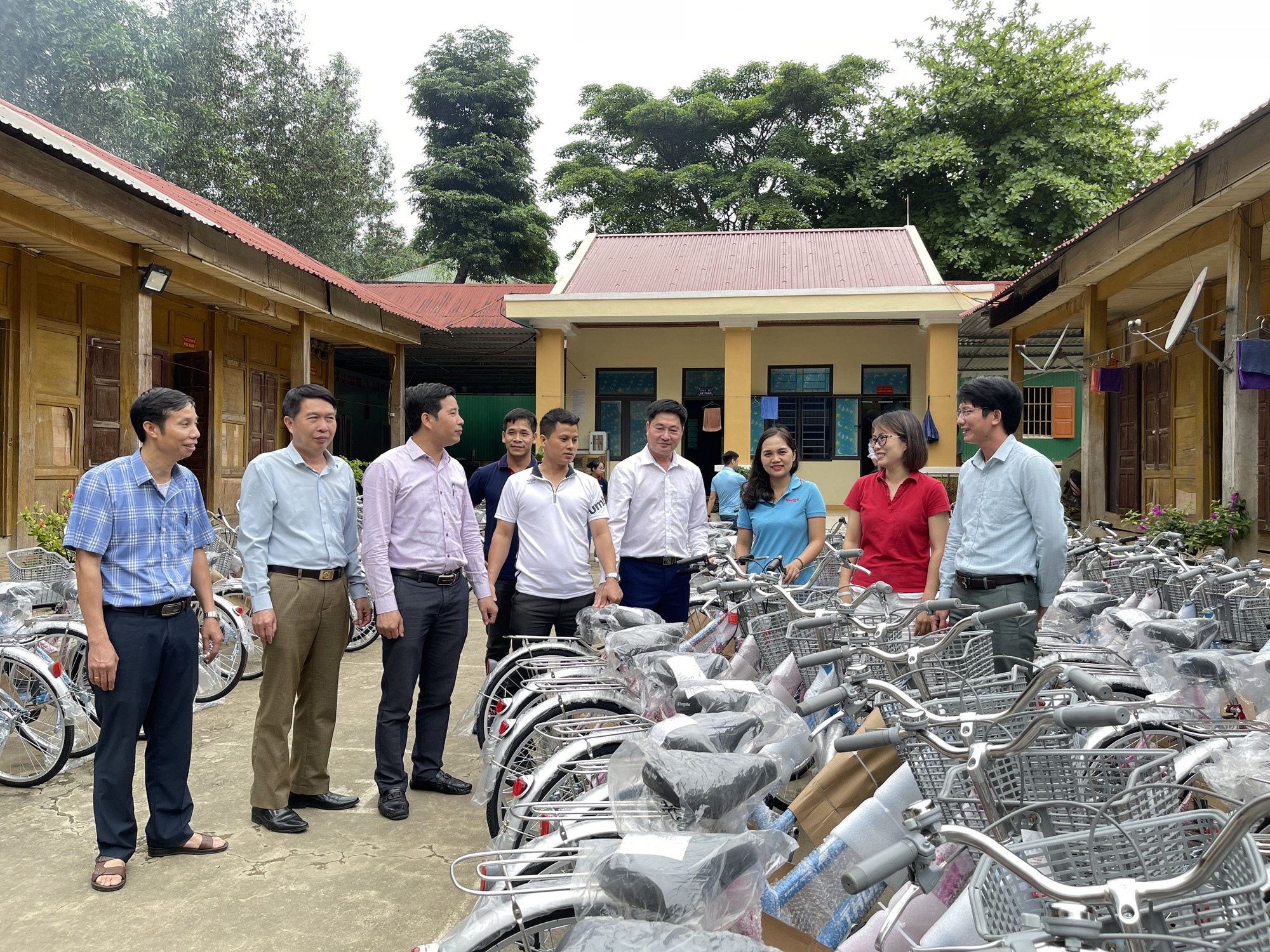 Báo NTNN/Điện tử Dân Việt và nhà tài trợ tặng 100 chiếc xe đạp cho học sinh nghèo Nghệ An - Ảnh 4.