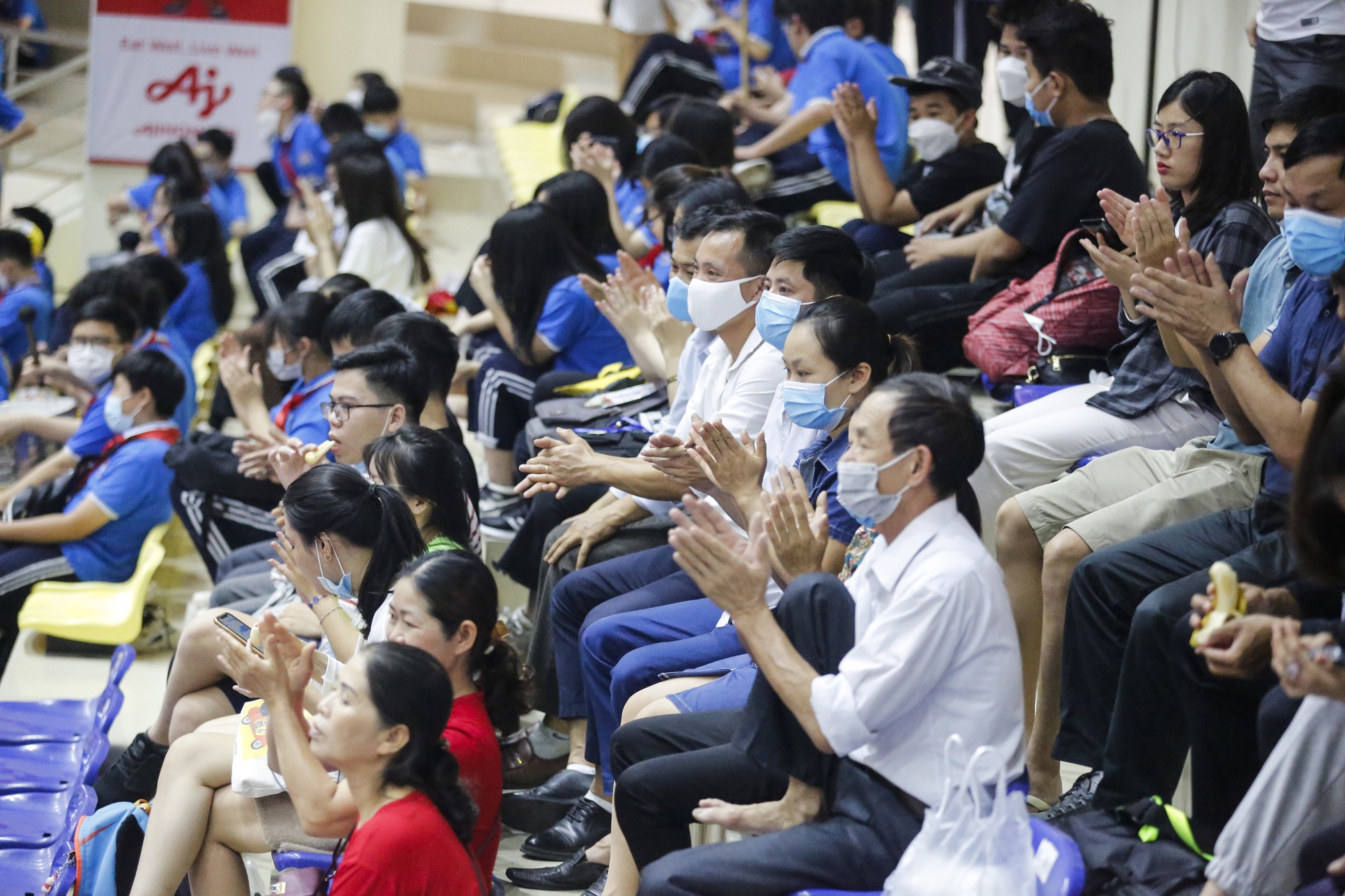 Hàng trăm học sinh mang theo trống đánh cổ vũ cuồng nhiệt cho các võ sĩ Judo Việt Nam thi đấu - Ảnh 10.