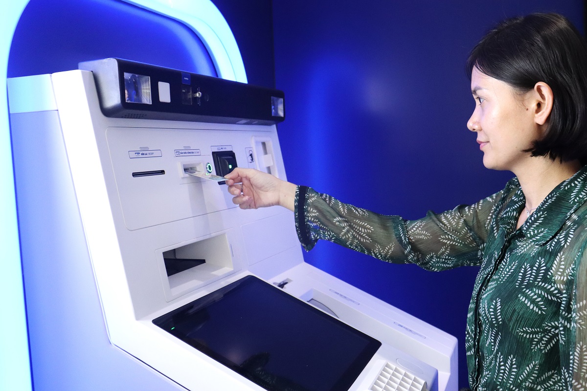 Lần đầu tiên khách hàng có thể rút tiền từ ATM bằng thẻ CCCD - Ảnh 1.