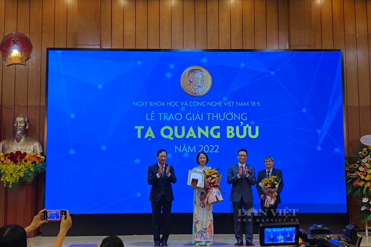 The Ministry of Science and Technology honors 2 authors of the 2022 Ta Quang Buu Prize - Photo 1.