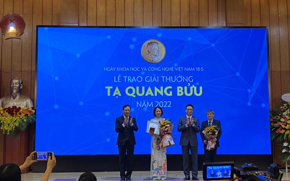 Ministry of Science and Technology honors 2 authors of Ta Quang Buu Award 2022