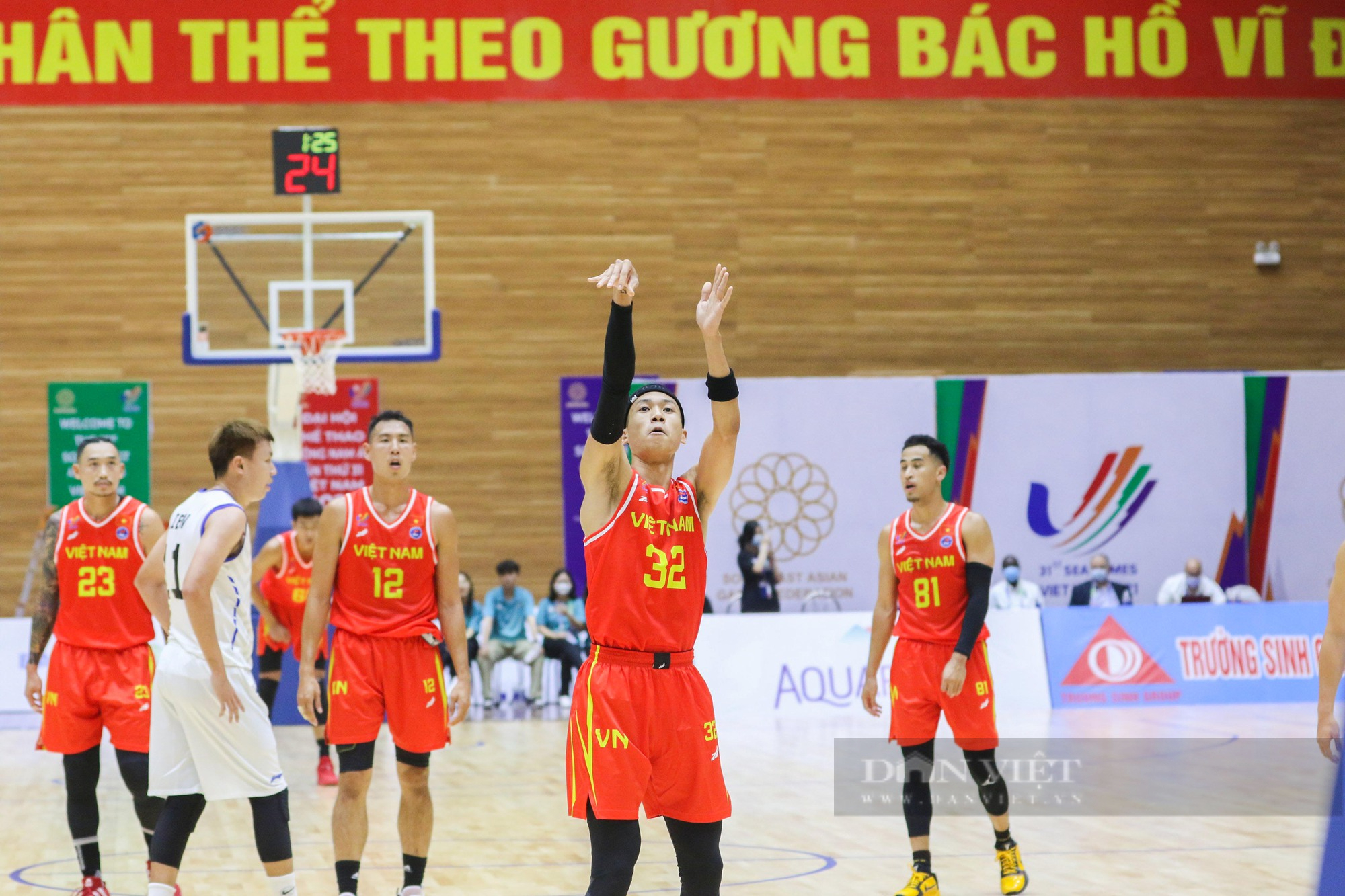 Christian Juzang cùng các nam thần bóng rổ lội ngược dòng giành chiến thắng tại SEA games 31 - Ảnh 1.