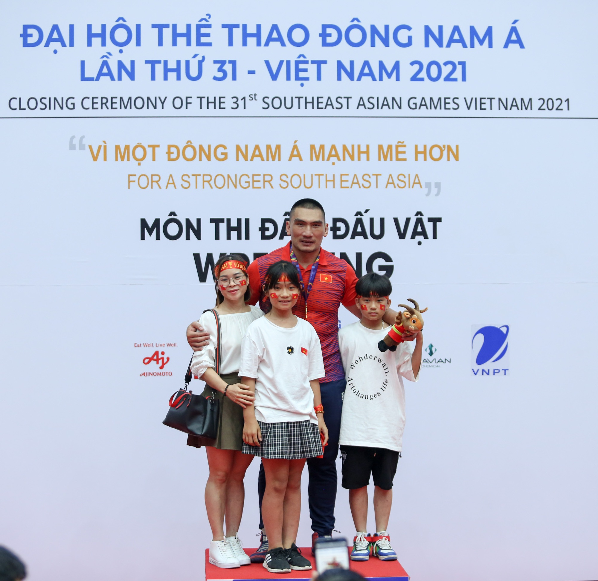 &quot;Người khổng lồ&quot; của thể thao Việt Nam ăn mừng như Ronaldo, giành HCV và lời chia tay SEA Games  - Ảnh 7.
