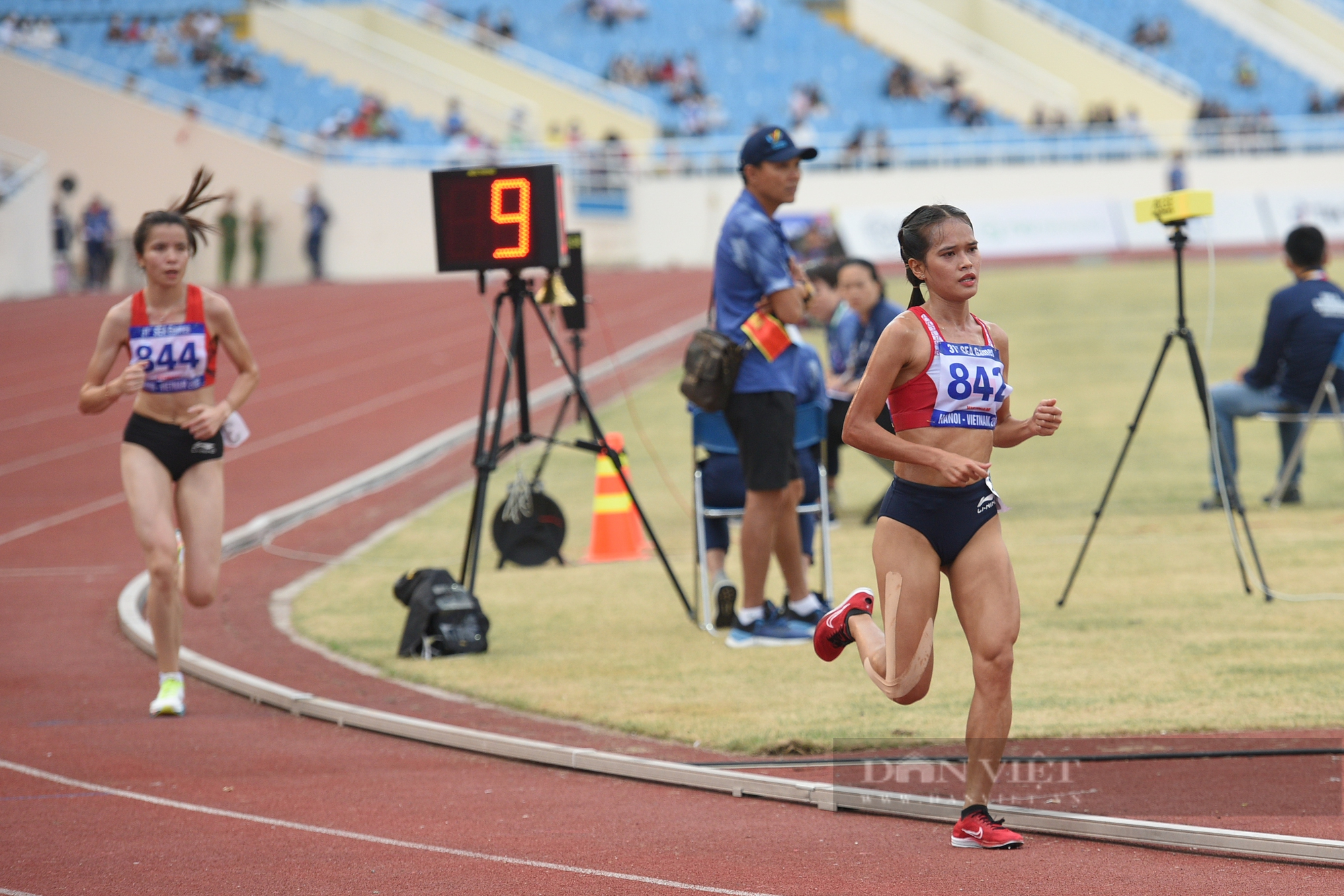 Pham Thi Hong Le changed the color of her 10,000m medal, winning the SEA Games gold medal for the first time - Photo 2.