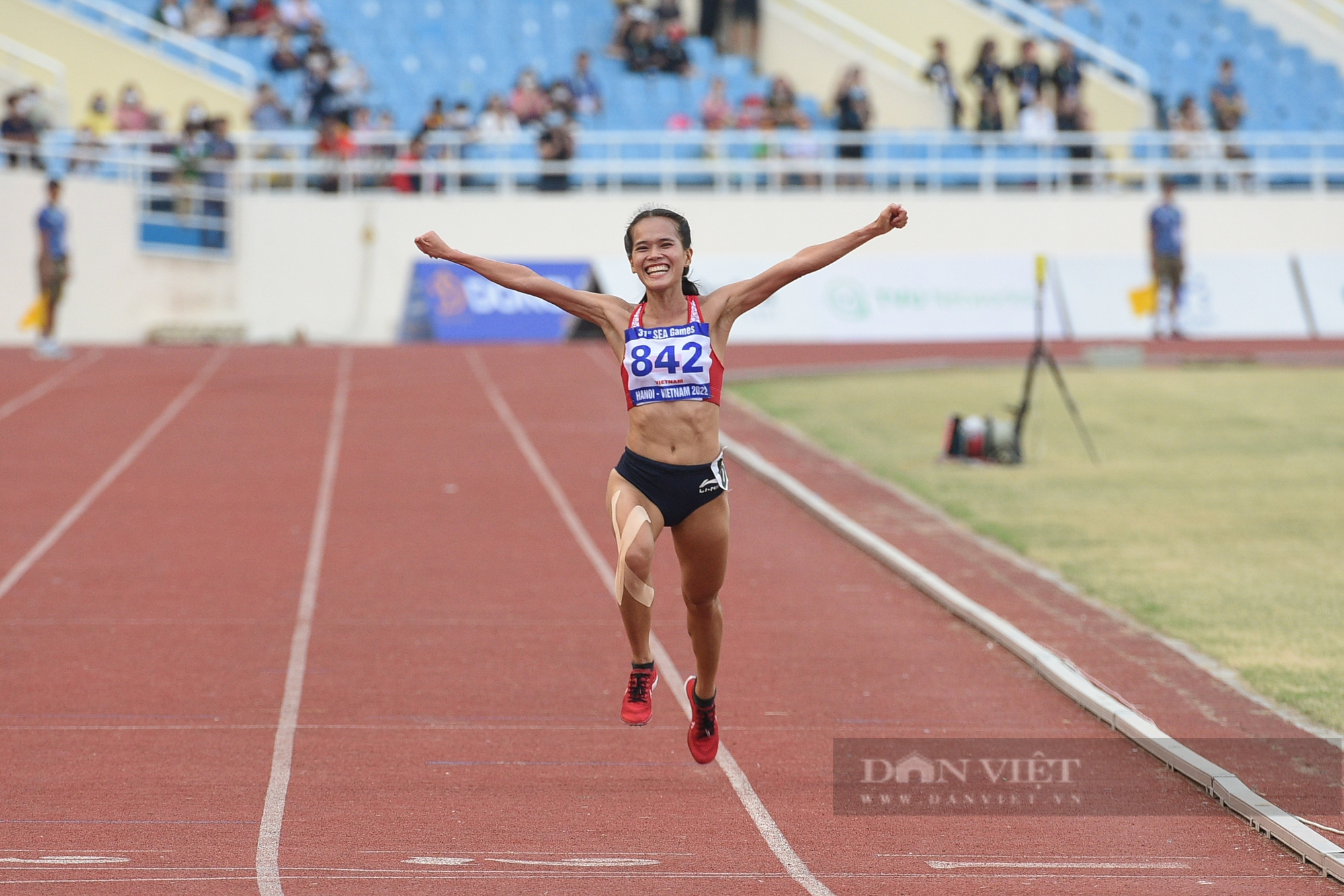 Pham Thi Hong Le changed the color of her 10,000m medal, winning the SEA Games gold medal for the first time - Photo 3.