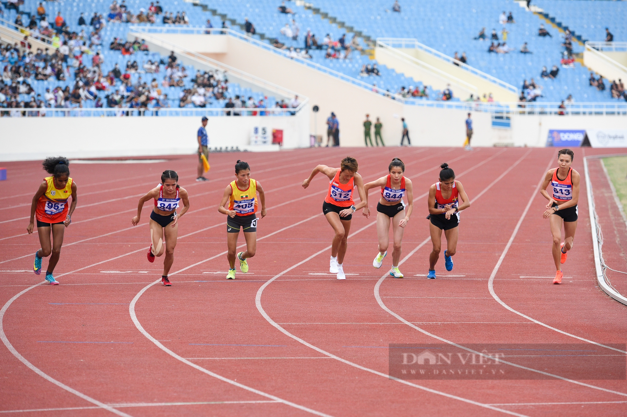 Pham Thi Hong Le changed the color of her 10,000m running medal, winning the SEA Games gold medal for the first time - Photo 1.