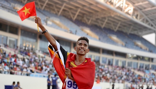 Vì sao VĐV Đông Timor đoạt HCB SEA Games 31 lại cầm lá cờ Việt Nam trên tay? - Ảnh 1.