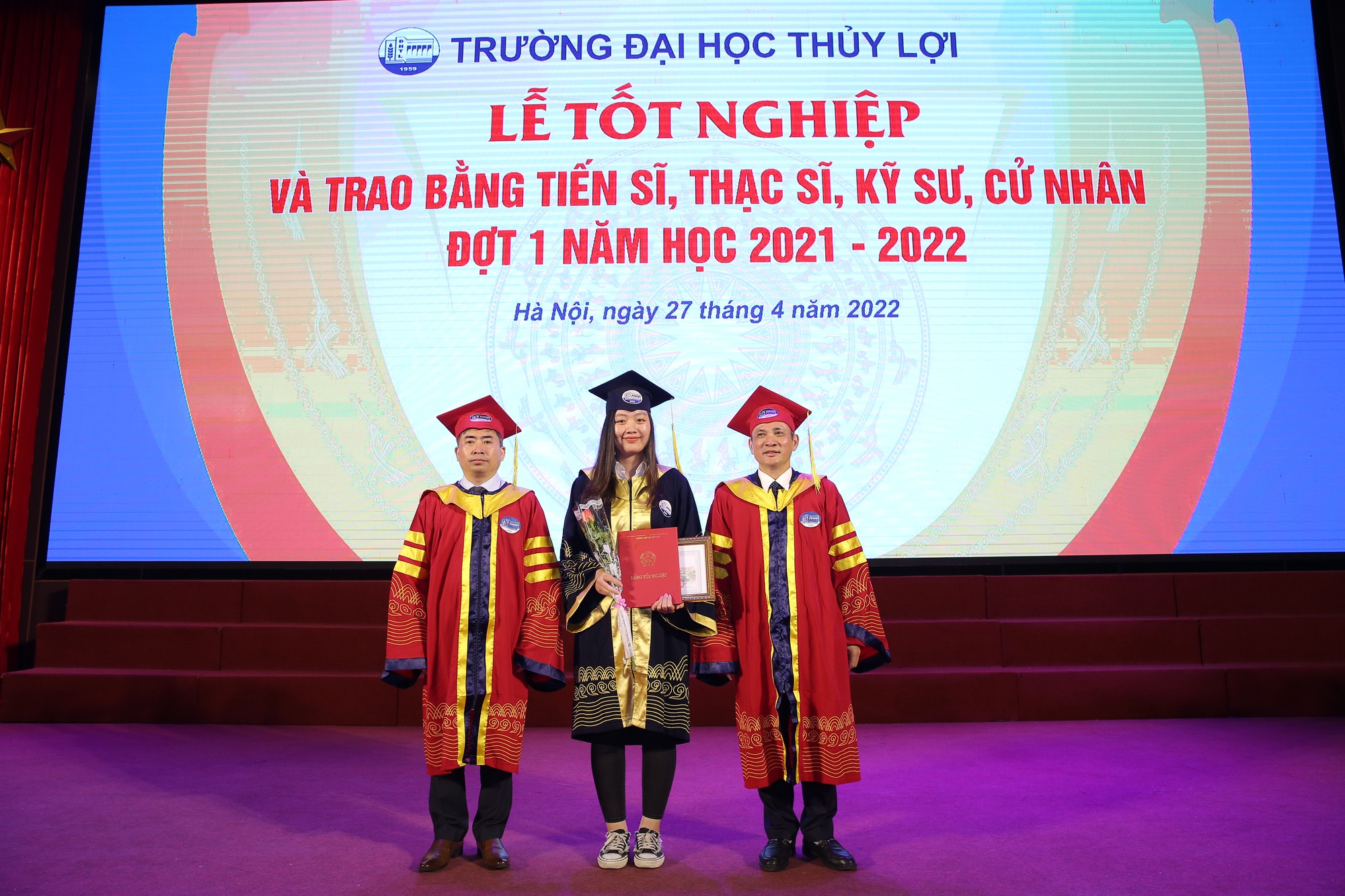 Chuyện về nữ sinh &quot;quê lúa&quot; mê hóa học, tốt nghiệp loại Giỏi - Ảnh 2.