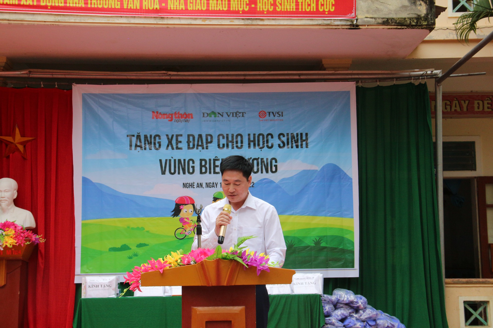 Báo NTNN/Điện tử Dân Việt và nhà tài trợ tặng 100 chiếc xe đạp cho học sinh nghèo Nghệ An - Ảnh 2.