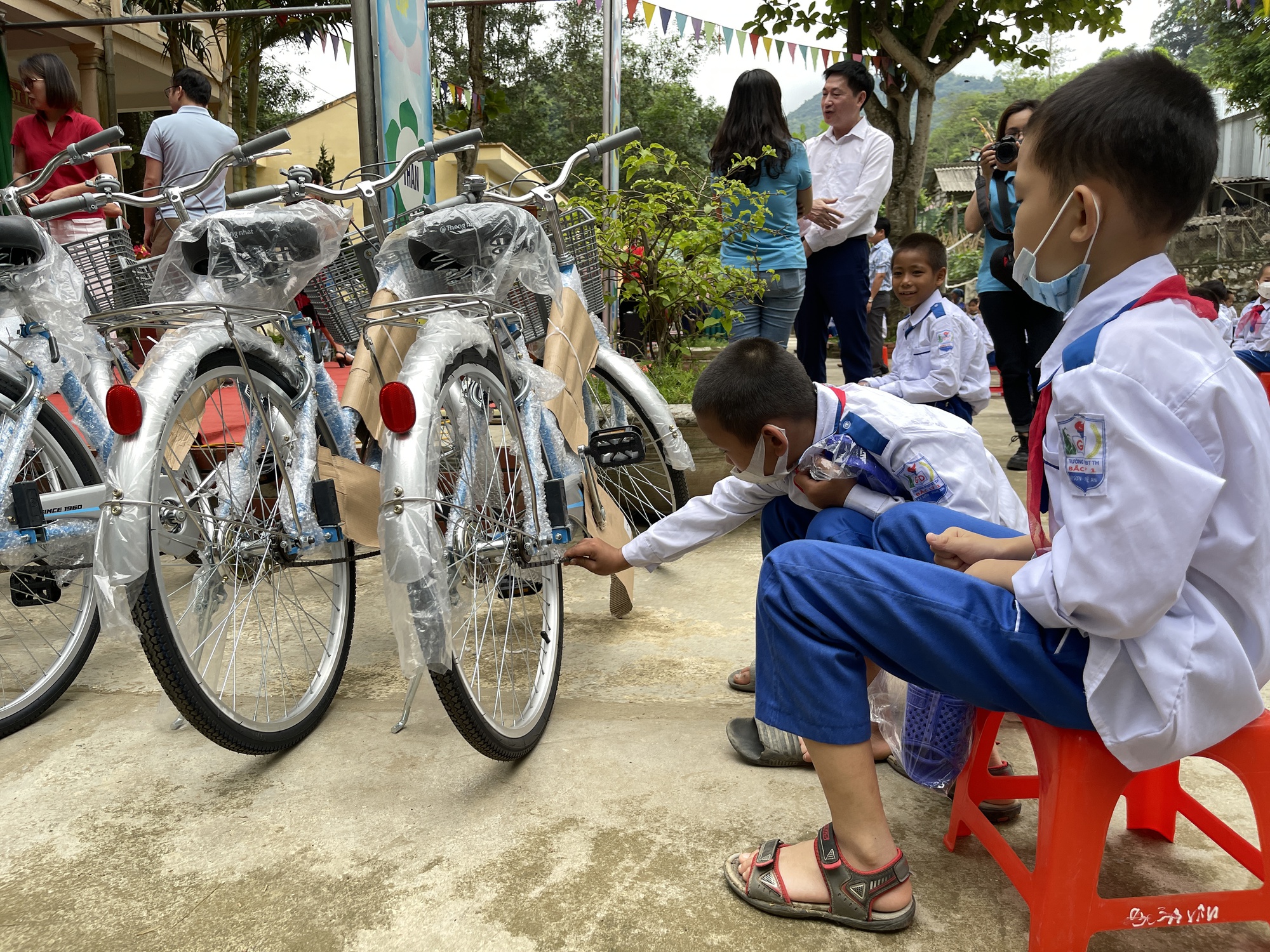 Báo NTNN/Điện tử Dân Việt và nhà tài trợ tặng 100 chiếc xe đạp cho học sinh nghèo Nghệ An - Ảnh 10.